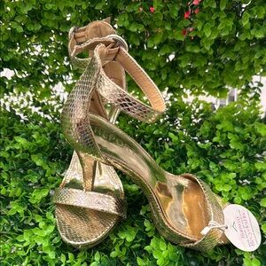 Gold Glamour Heels for a Dazzling Look